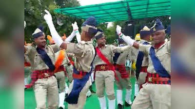 इटावा: बिना मास्क करवा दी पासिंग आउट परेड, जमकर हुआ नाच-गाना