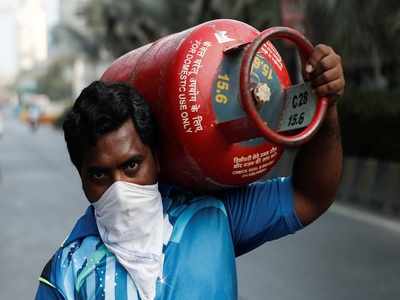 নতুন মাসের শুরুতেই দাম বাড়ল রান্নার গ্যাসের