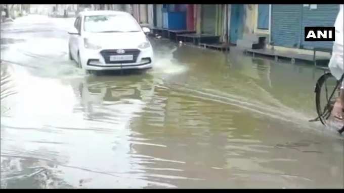 रामपुर में भारी बारिश हो रही है। बारिश के चलते सड़कें जलमग्न हो गईं।