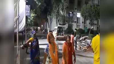 Ghaziabad News: मरीज की मौत के बाद नाराज परिजन ने गेट पर शव रखकर किया हंगामा, अस्पताल प्रबंधन पर लगाए कई आरोप