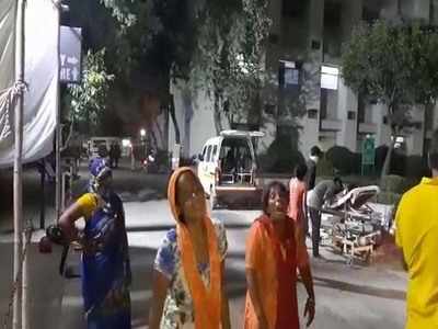 Ghaziabad News: मरीज की मौत के बाद नाराज परिजन ने गेट पर शव रखकर किया हंगामा, अस्पताल प्रबंधन पर लगाए कई आरोप