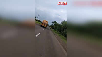 Khandwa: ट्रक से टकराकर ट्रैक्टर के हुए दो टुकड़े, हादसा कैमरे में कैद, देखें वीडियो
