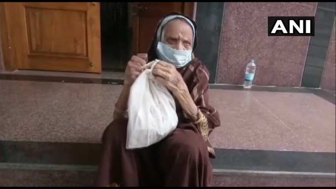 कर्नाटकः चित्रदुर्ग में एक 110 साल की महिला ने कोरोना को दी मात। 27 जुलाई को उनका टेस्ट पॉजिटिव आया था। अब वह पूरी तरह से ठीक हो गई हैं।