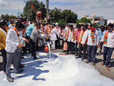 milk agitation : सत्ता गेल्याने विरोधकांची डोकी कामातून गेली; शिवसेनेचा हल्ला