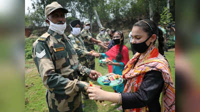 BSF Jawans Rakhi: कलाई पर कमी न खले...बॉर्डर पर जवानों को इन बहनों ने बांधी राखी