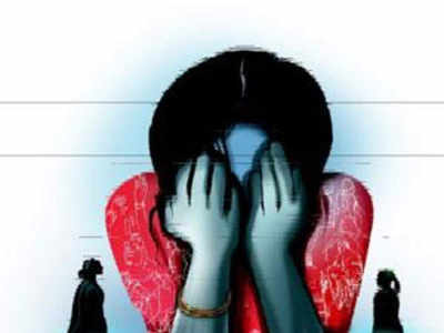 पुणे: बापाने मुलीवर केले कटरने वार, भिंतीवर डोके आपटले