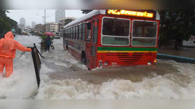 heavy rain in mumbai : मुंबईत पावसाचा धुमाकूळ; सखल भागात पाणी तुंबले, घरांत पाणी शिरले; रेल्वे ठप्प!