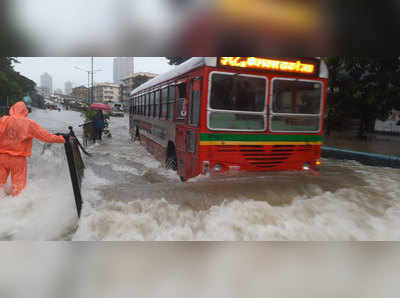 heavy rain in mumbai : मुंबईत पावसाचा धुमाकूळ; सखल भागात पाणी तुंबले, घरांत पाणी शिरले; रेल्वे ठप्प!