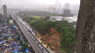 landslide in mumbai : कांदिवलीत पश्चिम द्रुतगती मार्गावर दरड कोसळली; वाहनचालक गाड्या सोडून पळाले!