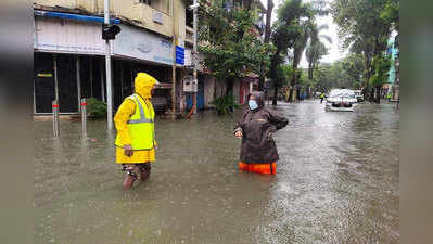 kishori pednekar  : पावसामुळे मुंबई जलमय; गुडघाभर पाण्यात उभे राहून महापौरांची पाहणी