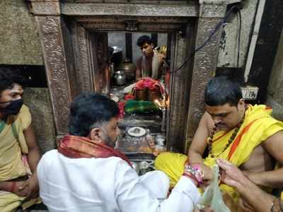 ಸಿದ್ದರಾಮಯ್ಯ, ಯಡಿಯೂರಪ್ಪಗೆ ಕೋವಿಡ್‌; ಗುಣಮುಖರಾಗಲೆಂದು ಪೂಜೆ ಸಲ್ಲಿಸಿದ ಡಿಕೆಶಿ