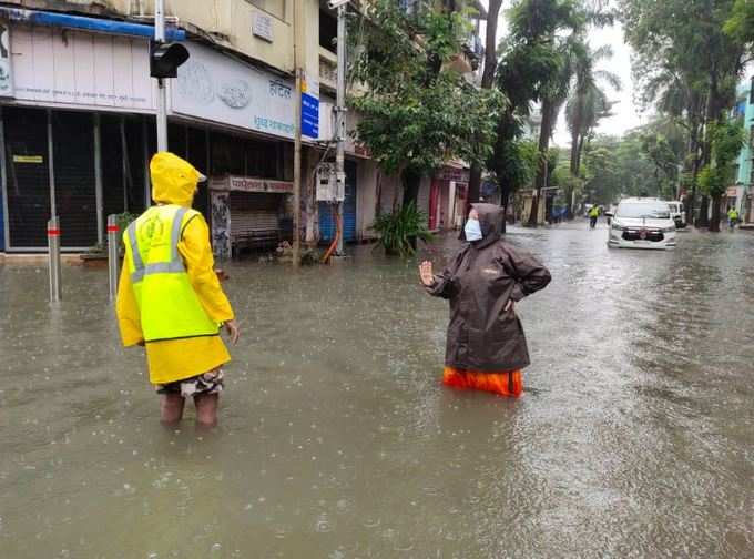 કર્મચારી સાથે વાત કરતા મેયર