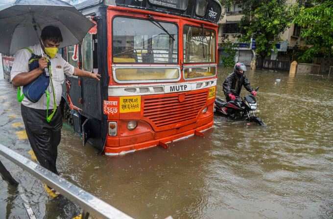 ઠેર-ઠેર લોકો વાહનોને ધક્કા મારતા દેખાયા