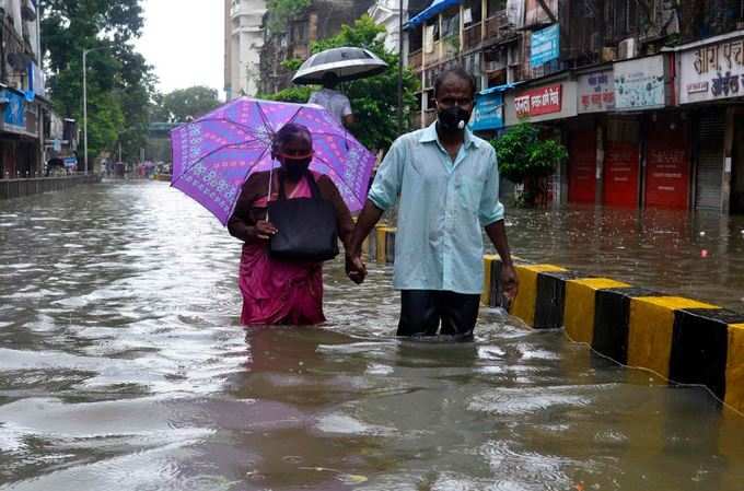 ગોઠણસમા પાણીમાં ચાલતું વૃદ્ધ દંપતી