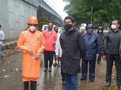 Aaditya Thackeray: आदित्य ठाकरे ऑन द स्पॉट; मुंबईतील पावसाळी परिस्थितीचा घेतला आढावा