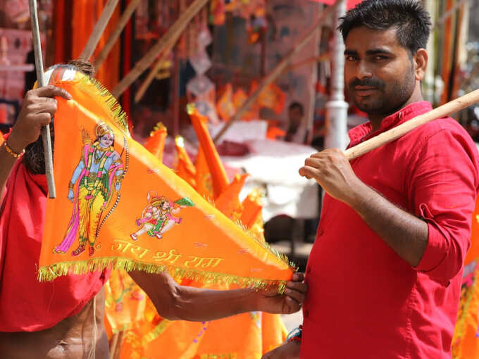 धर्म ध्वजा और हर ओर जय श्री राम