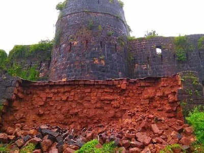 Vijaydurg Fort विजयदुर्ग किल्ल्याला पावसाचा तडाखा; महत्त्वाची भिंत ढासळली