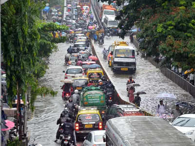 मुंबई में भारी बारिश की चेतावनी के साथ रेड अलर्ट जारी, बिहार में बाढ़ से छह और लोगों की मौत