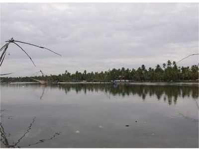 എറണാകുളം എളങ്കുന്നപ്പു‍ഴയില്‍ വളളം മറിഞ്ഞ് 3 പേരെ കാണാതായി