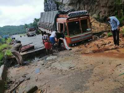 വാഹനങ്ങളെ ചതിച്ച് കുതിരാന്‍: ഇരട്ട തുരങ്കമുഖത്തെ കുഴിയില്‍ ചരക്കുലോറി വീണു