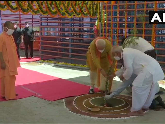 पीएम मोदी ने लगाया पारिजात का पौधा