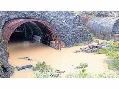 ദുരിതമൊഴിയാതെ കുതിരാന്‍... വലത് തുരങ്കത്തില്‍ വെള്ളക്കെട്ട്, മലയിടിച്ചില്‍!!