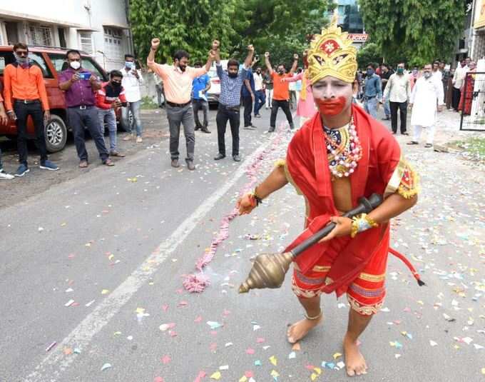 હનુમાનના વેશમાં ઉજવણી