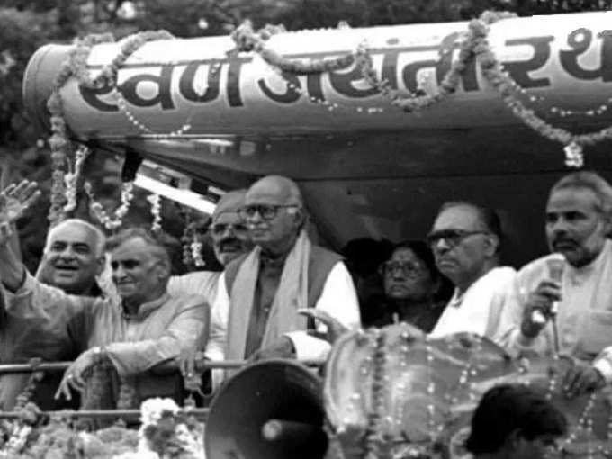 Modi-with-Advani-Rath-Yatra