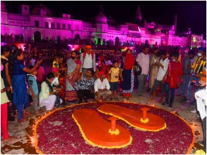 अयोध्या में भूमि पूजन की खुशी, राम की पैड़ी पर उमड़ा जन सैलाब