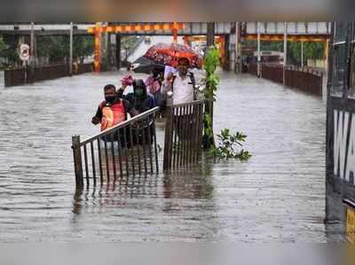 ભારે વરસાદથી મુંબઈ બેહાલઃ ટ્રેક પર પાણી ભરાતા ટ્રેન ફસાઈ, NDRFએ 40 લોકોને બચાવ્યા