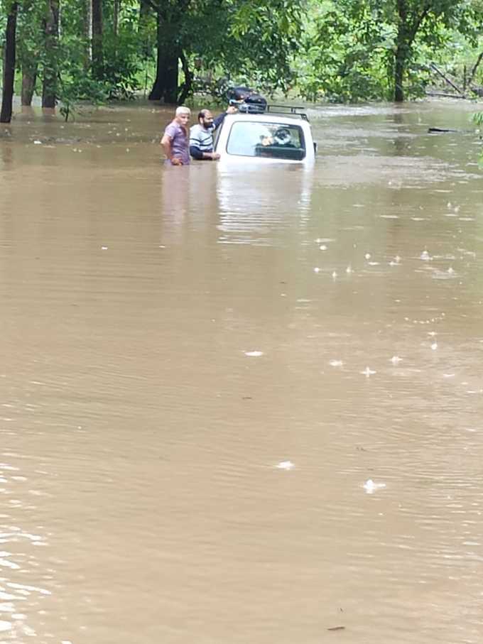 ​ಹಳ್ಳದಲ್ಲಿ ಕೊಚ್ಚಿ ಹೋಗುತ್ತಿದ್ದ ಒಬ್ಬರ ರಕ್ಷಣೆ, ಮತ್ತೊಬ್ಬರು ನಾಪತ್ತೆ