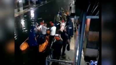 मुंबई में दो लोकल ट्रेनों में फंसे 290 यात्रियों को एनडीआरएफ और आरपीएफ ने निकाला