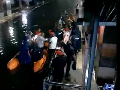 मुंबई में दो लोकल ट्रेनों में फंसे 290 यात्रियों को एनडीआरएफ और आरपीएफ ने निकाला