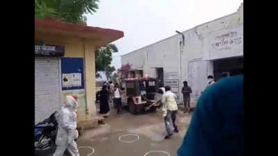 Viral Video: बूंदी के अस्पताल में दो गुटों में मारपीट, पुलिस की मौजूदगी में चली लाठियां