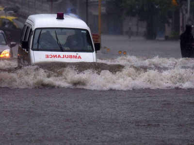 मुंबई में हर तरफ बाढ़ जैसे हालात, फंसे लोगों को निकालने की कोशिशें जारी