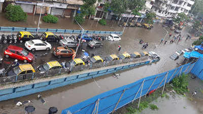 heavy rain in mumbai : सलग तिसऱ्या दिवशी पावसाचा जोर सुरू; मुंबईकरांनो घरीच थांबा!