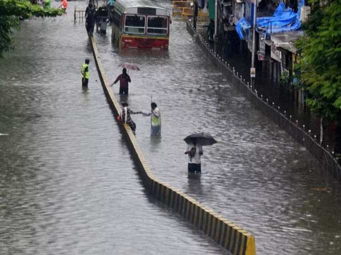 हाई टाइड से निचले इलाकों में भरा पानी