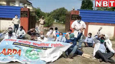 Patna News: मानदेय के लिए फार्मासिस्टों ने स्वास्थ्य मंत्री मंगल पांडेय का किया घेराव