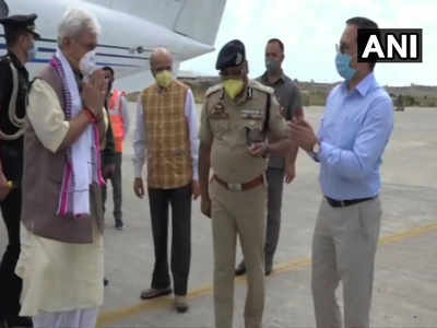 उपराज्यपाल नियुक्त होने के बाद श्रीनगर पहुंचे मनोज सिन्हा, एयरपोर्ट पर दी गई सलामी