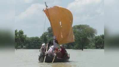 Mau News: उफनाई सरयू में फिर पलटी नाव, सभी सवार डूबने से बचे