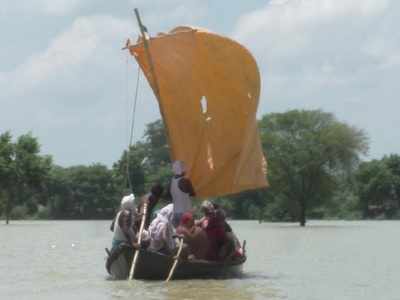 Mau News: उफनाई सरयू में फिर पलटी नाव, सभी सवार डूबने से बचे