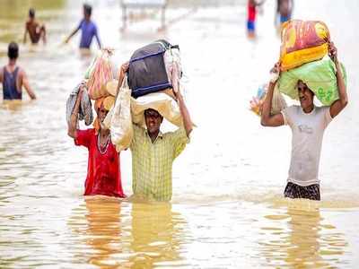 Flood in UP: यूपी के 17 जिलों के 666 गांव बाढ़ से बेहाल, गोरखपुर में तटबंध से रिसाव