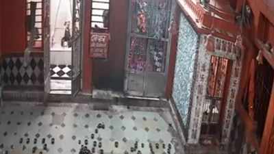 भगवान के घर चोरी करने वाला तीसरी आंख में कैद, यहां देखें- मंदिर में चोरी का Live वीडियो