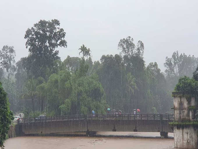 गुरुवार को गिर गया था एक पुल