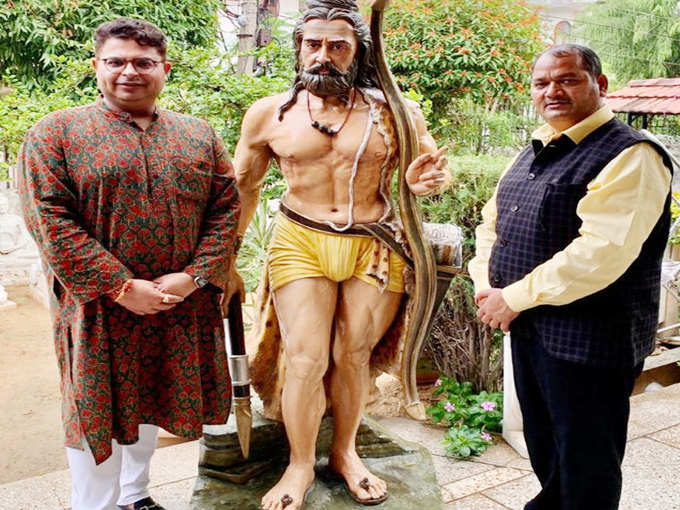 भगवान परशुराम की प्रतिमा के साथ एसपी नेता अभिषेक मिश्रा