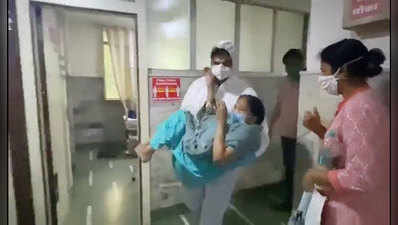 corona patient : हॉस्पिटलचा डिस्चार्जला नकार; नगरसेवकाने पीपीई किट घालून करोना रुग्णाला उचलून नेले