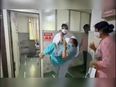 corona patient : हॉस्पिटलचा डिस्चार्जला नकार; नगरसेवकाने पीपीई किट घालून करोना रुग्णाला उचलून नेले