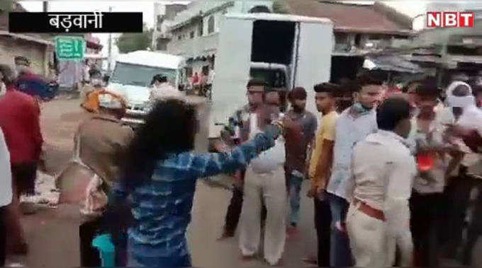 Badwani News: पुलिस ने बीच सड़क पर की ग्रंथी की पिटाई, वीडियो वायरल होने के बाद लीपापोती की कोशिश 