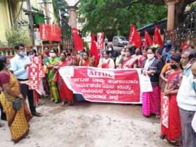 ಅಂಗನವಾಡಿ ಕಾರ್ಯಕರ್ತೆಯರಿಂದ ಡಿಸಿ ಕಚೇರಿ ಎದುರು ಪ್ರತಿಭಟನೆ