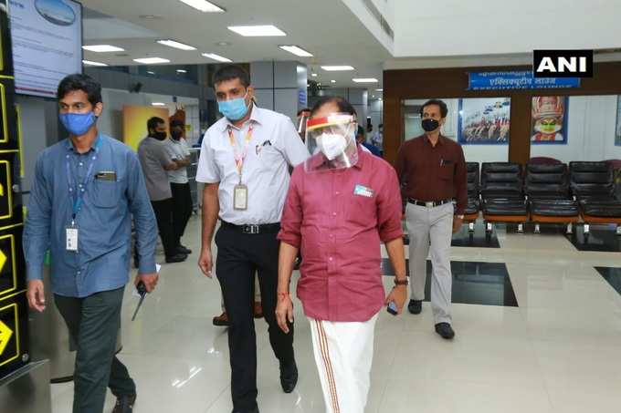 विदेश राज्य मंत्री वी मुरलीधरन पहुंचे कोझिकोड, जहां पर कल एयर इंडिया की फ्लाइट के साथ हादसा हुआ था।